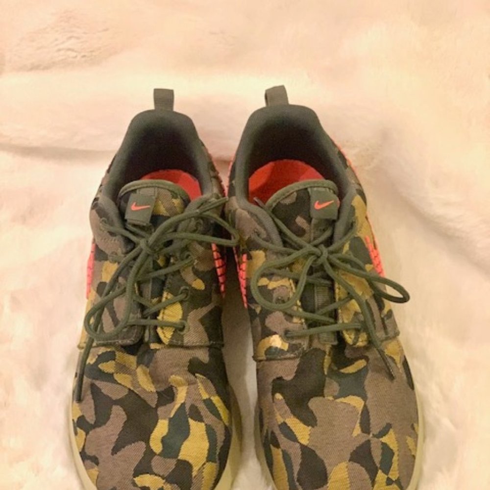 *Limited Edition* Nike Roshe Camo Swoosh Sneakers - Picture 4 of 4